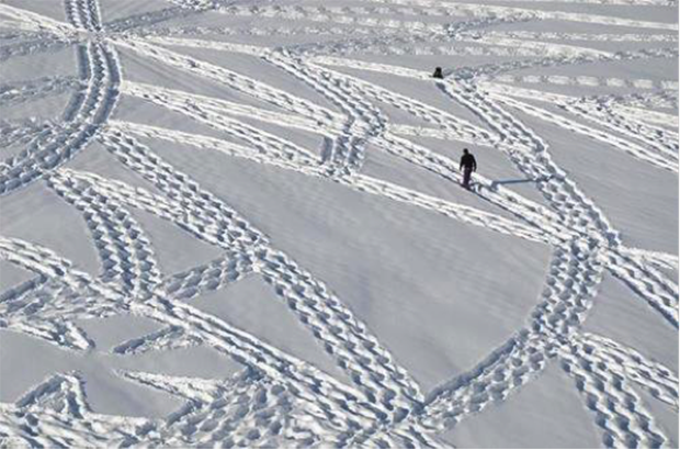 L'artiste anglais Simon Beck piétine dans la neige jusqu'à obtenir, grâce à ses propres traces de pas, des motifs qui révèlent son expérience corporelle dans l’espace.