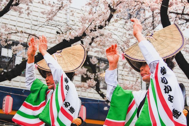 danseuses traditionnelles Mitama matsuri fête des lanternes Tokyo qualite de vie