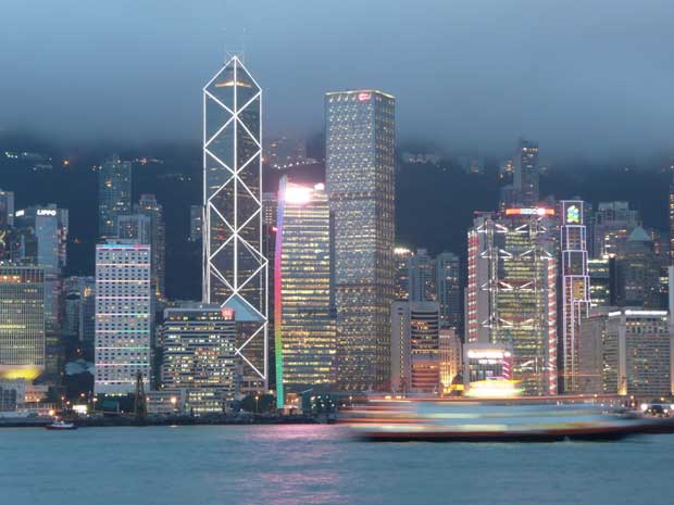 La ville est le lieu où s’exacerbent aujourd’hui les rivalités de pouvoir politique et économique ; même sur des petits territoires, comme ici à Hong Kong.