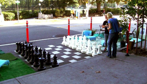 Une partie d'échecs pendant le Park(ing) Day à Seattle Crédit photo : We Love Ann Arbor