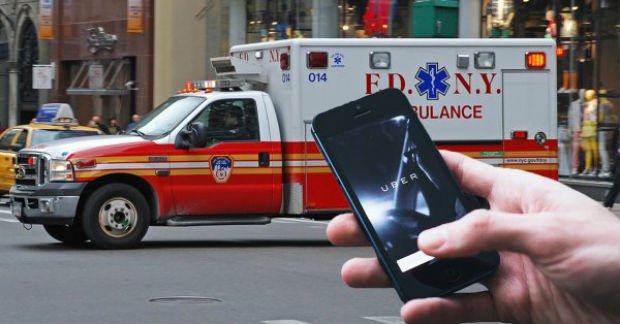 L'application Uber sur smartphone et une ambulance