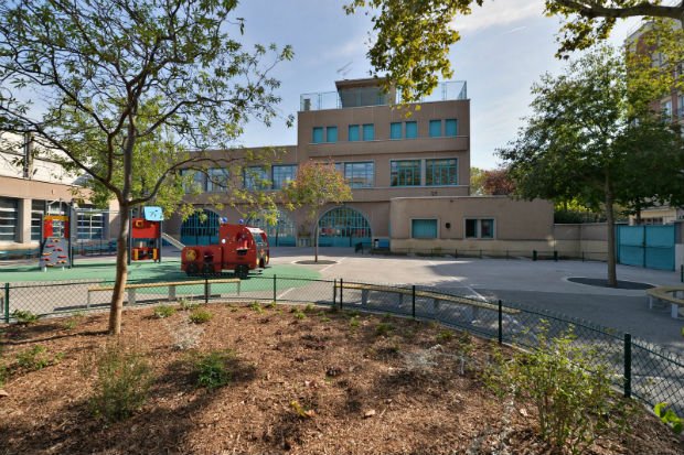 Le revêtement de la nouvelle cour de l’école Charles Hermite est un béton drainant et de couleur claire pour limiter l'absorption de chaleur