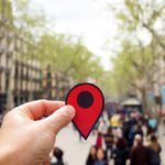 photo d une main tenant un point de geolocalisation