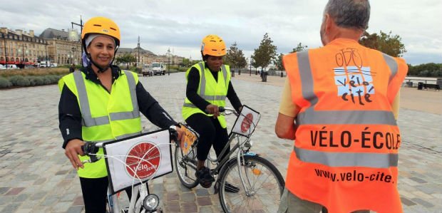 Atelier de remise en selle animé par l'association Vélo-Cité à Bordeaux.