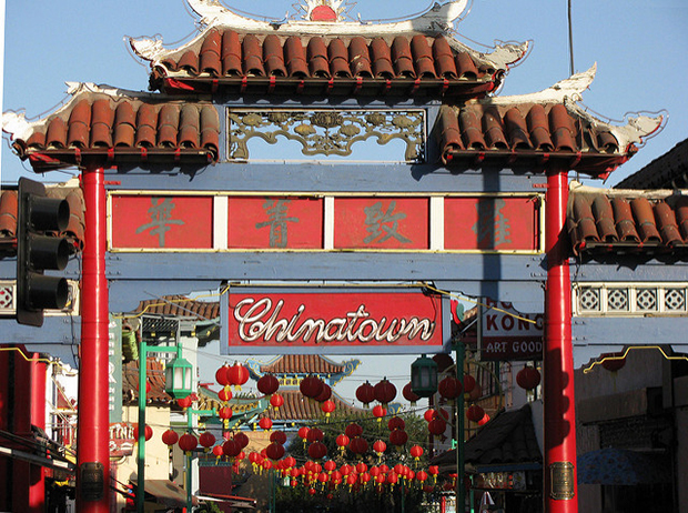 photographie d un portail chinatown ville