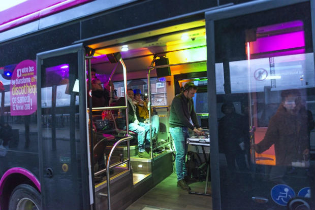 Le bus discothèque est l'un des bus thématiques circulant ponctuellement sur le réseau Dk Bus : une façon originale de faire voyager autrement les usagers !