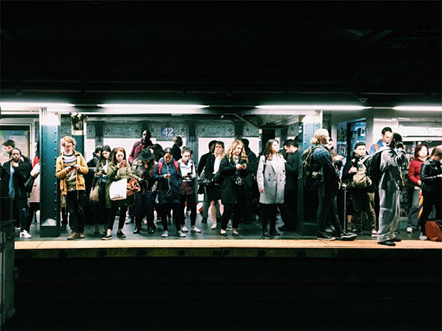 photographie d un quai de metro bondes a new york
