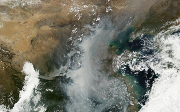 En 2013, la Chine est touchée par un sévère épisode de pollution de l’air, le smog est alors visible depuis l’espace