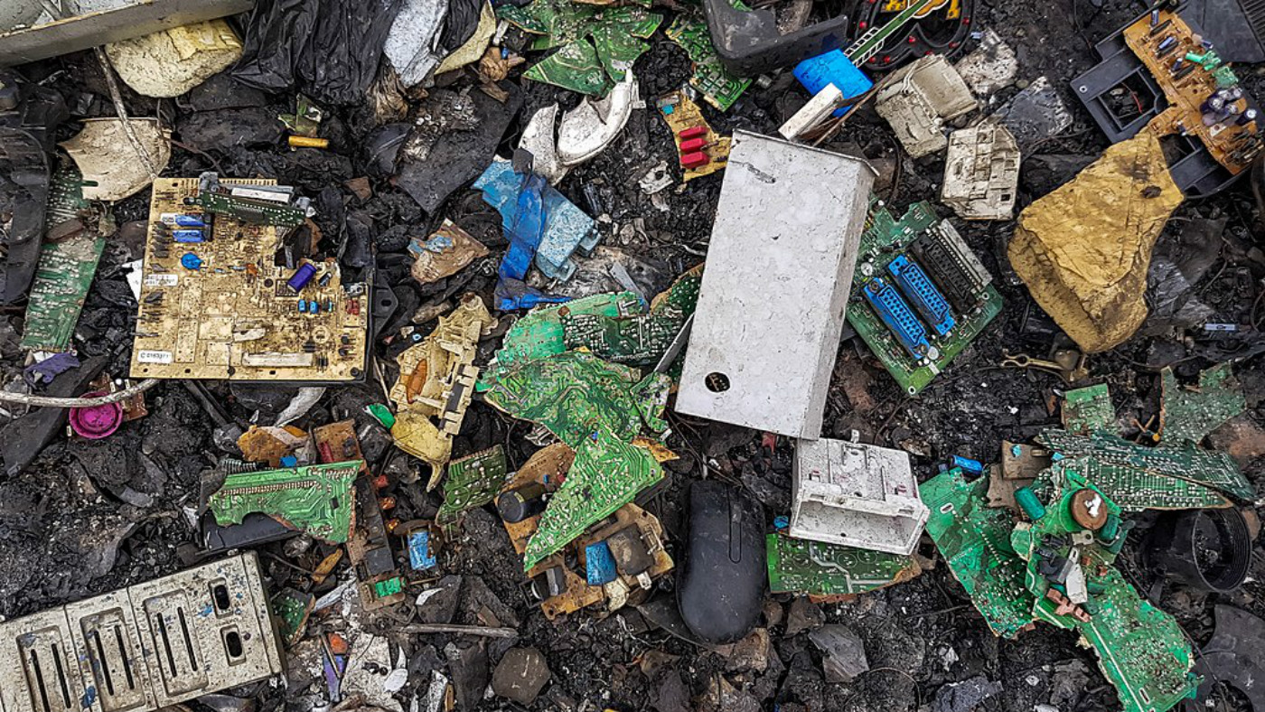 Déchets électroniques sur le sol à Agbogbloshie au Ghana