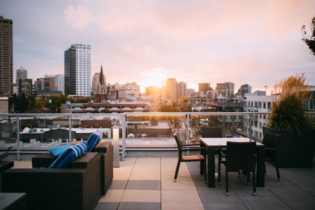 Une toiture investie comme lieu de vie à Seattle - source : @garrettpsystems via unsplash