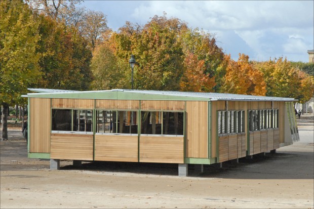Photo 1 : Maison Ferembal aux Tuileries, un exemple de mise en application des recherches de Jean Prouvé sur l'architecture démontable et l'habitat nomade. Source : Jean-Pierre Dalbéra via Flickr