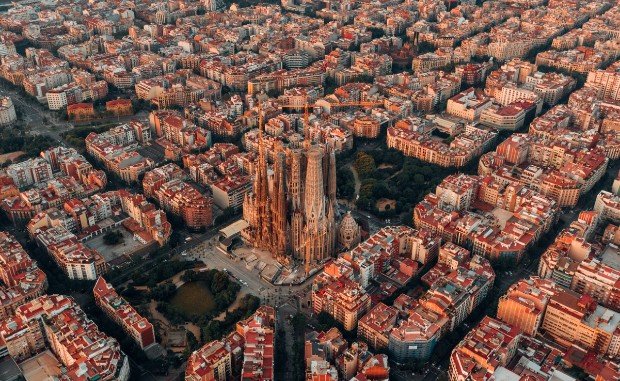 Vue aérienne de la configuration urbaine de Barcelone © Logan Armstrong via Unsplash
