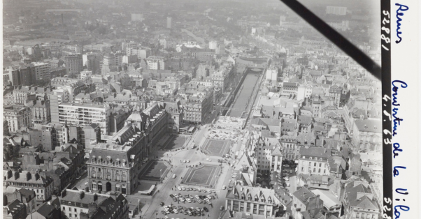 “Champs-Elysées Rennais” : La Vilaine partiellement recouverte en 1963. ©Créations Artistiques Heurtier 