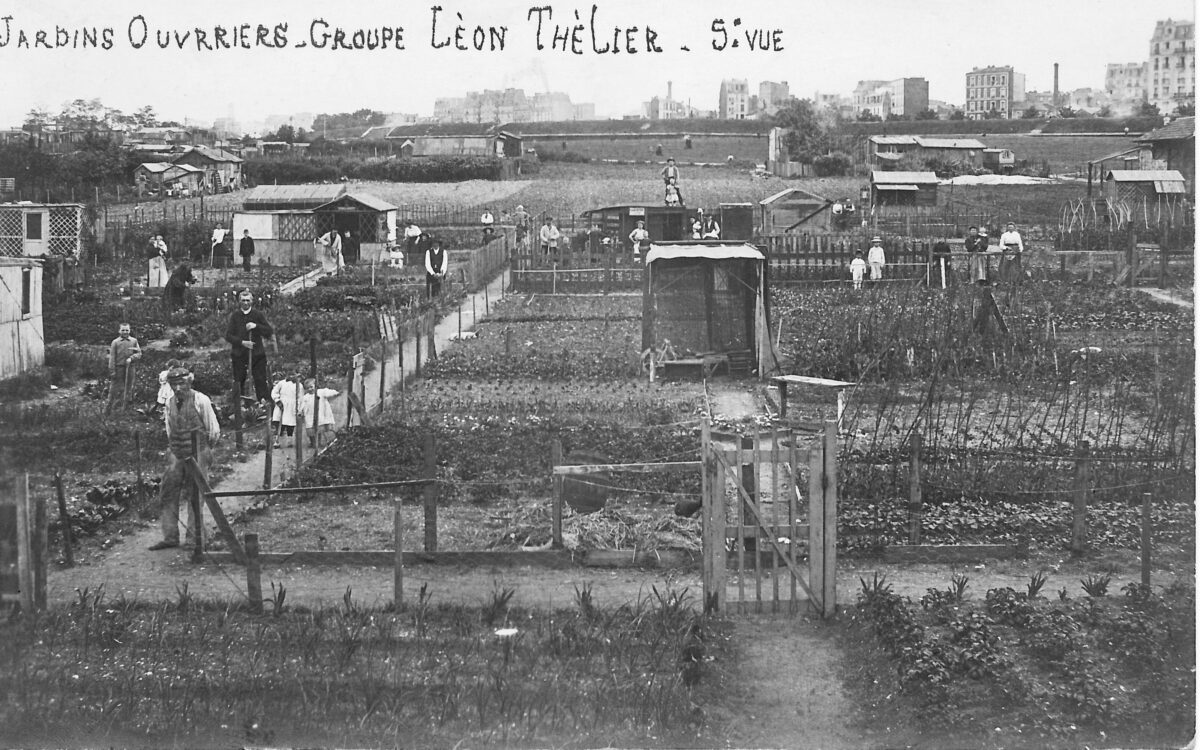 Carte postale d’un jardin ouvrier en 1910 à Saint-Ouen.Source : Carte postale, CC BY-SA 4.0, via Wikimedia Commons

https://upload.wikimedia.org/wikipedia/commons/f/f1/Jardins_Ouvriers_Groupe_L%C3%A9on_Th%C3%A9lier_-_Carte_postale_0038.jpg