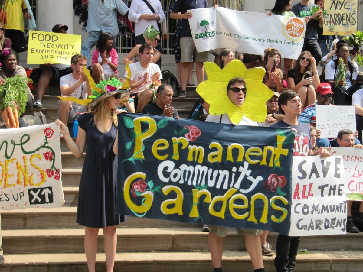 Mobilisation pour la sauvegarde des jardins communautaires, à New York en 2010.Source : Time's Up! Environmental Organization, CC BY-SA 2.0, via Wikimedia Commons