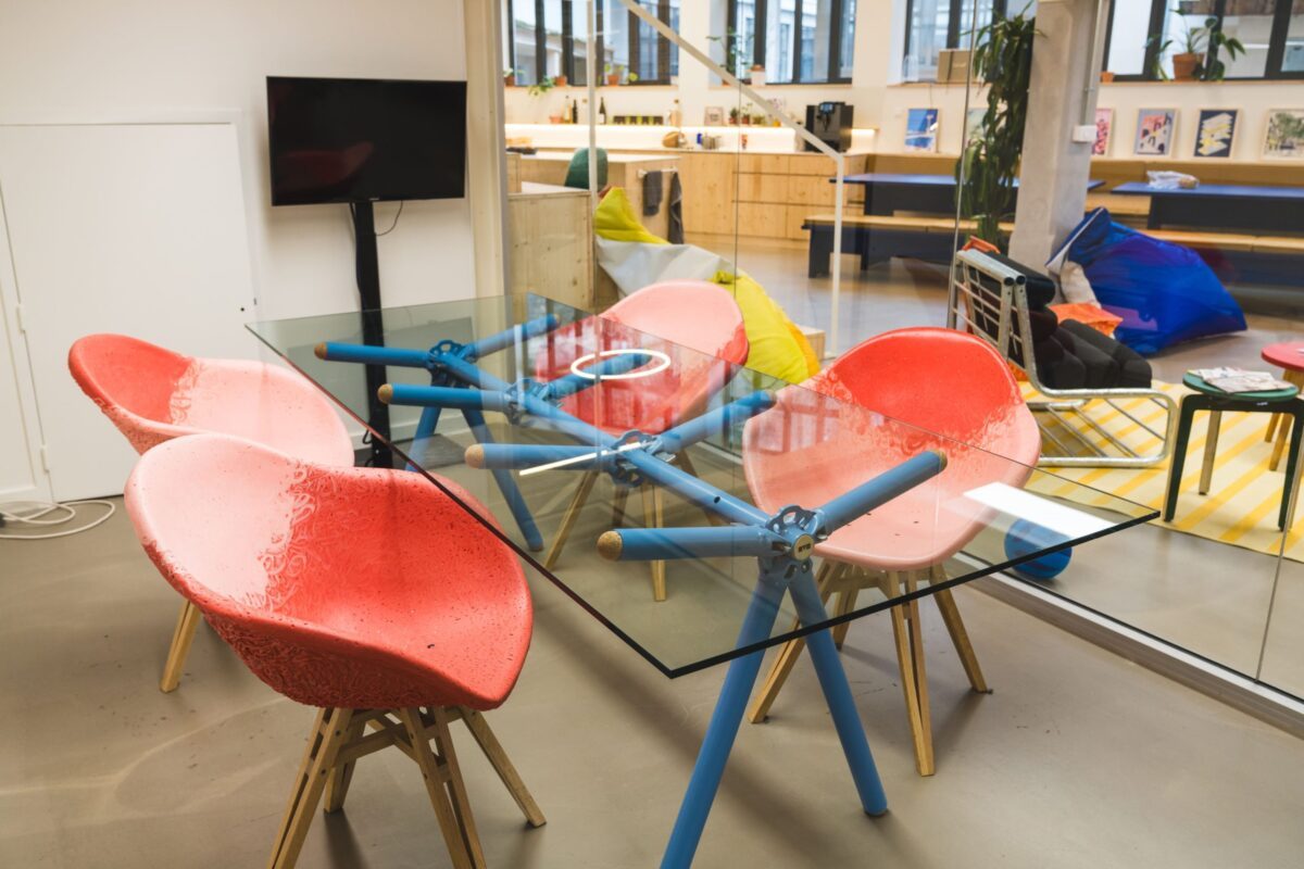 Le mobilier upcyclé du coworking La Ciergerie à LyonCrédit photo : Obier
